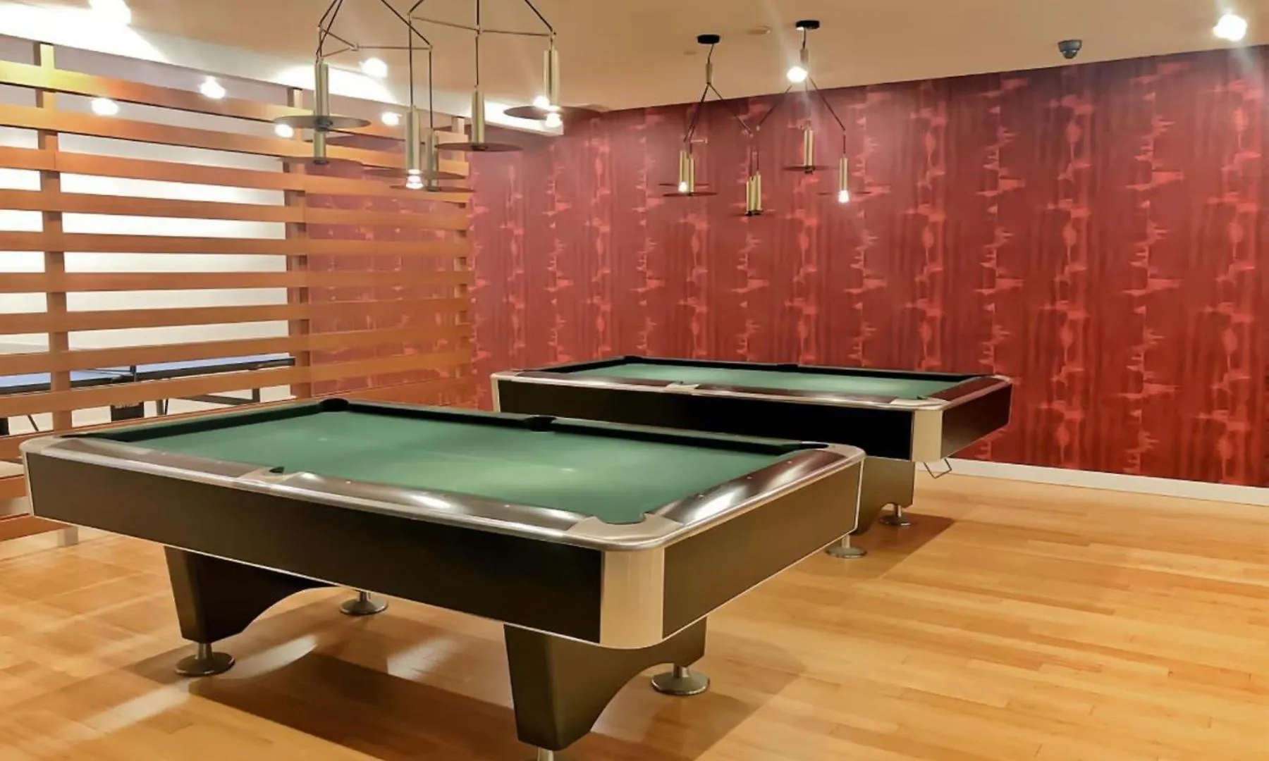Deluxe Suite Lake Views And Parking 토론토