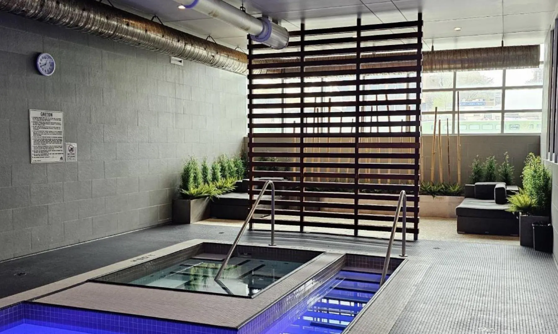 Deluxe Suite Lake Views And Parking 토론토