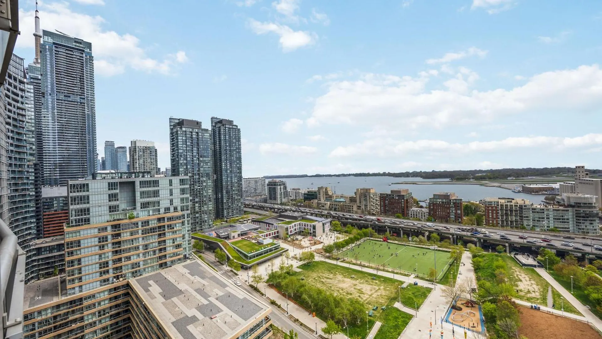 Deluxe Suite Lake Views And Parking 토론토 아파트