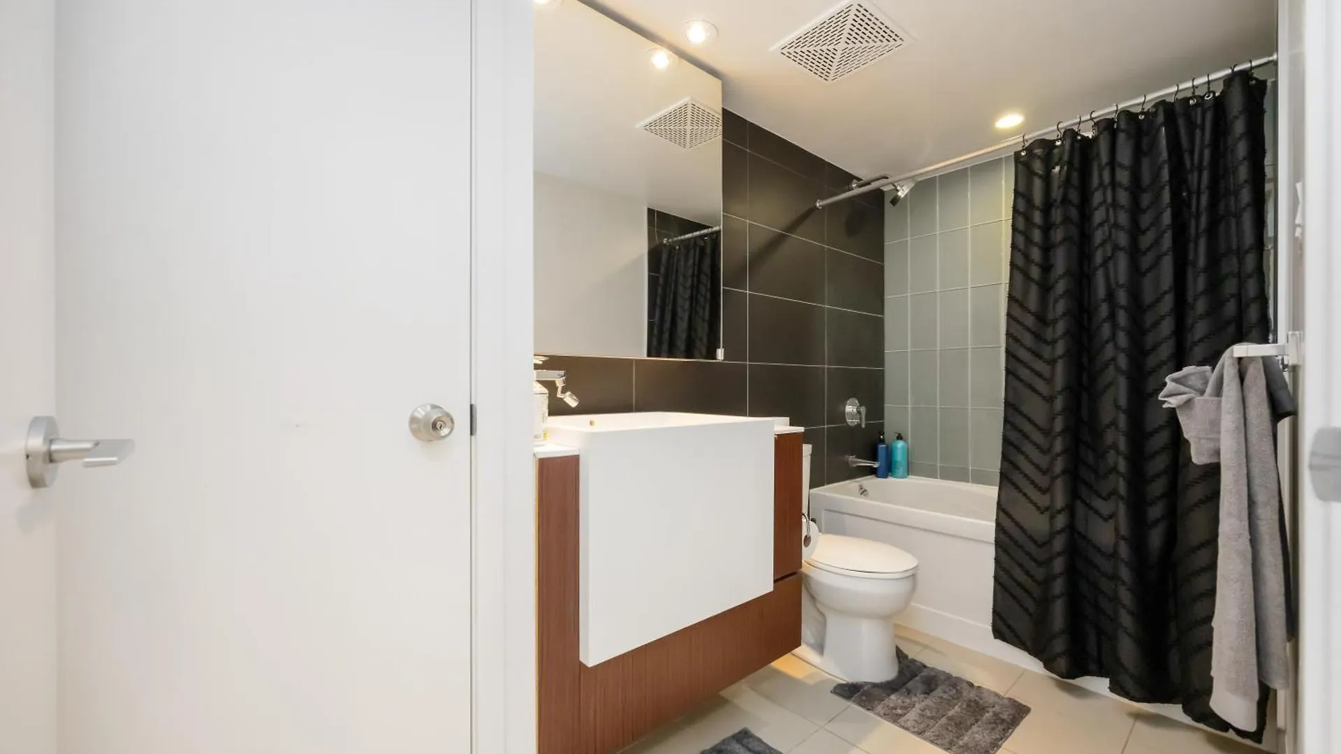 Deluxe Suite Lake Views And Parking 토론토