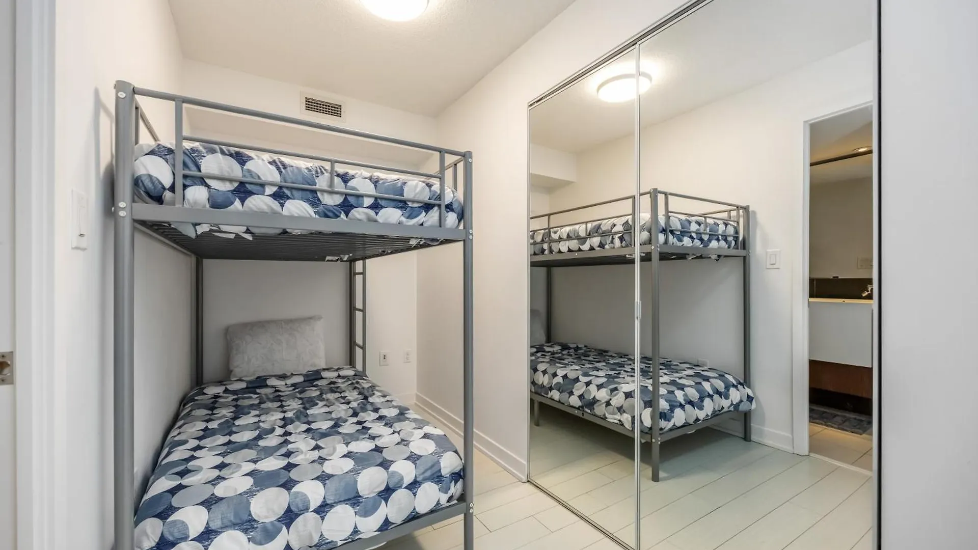 Deluxe Suite Lake Views And Parking 토론토