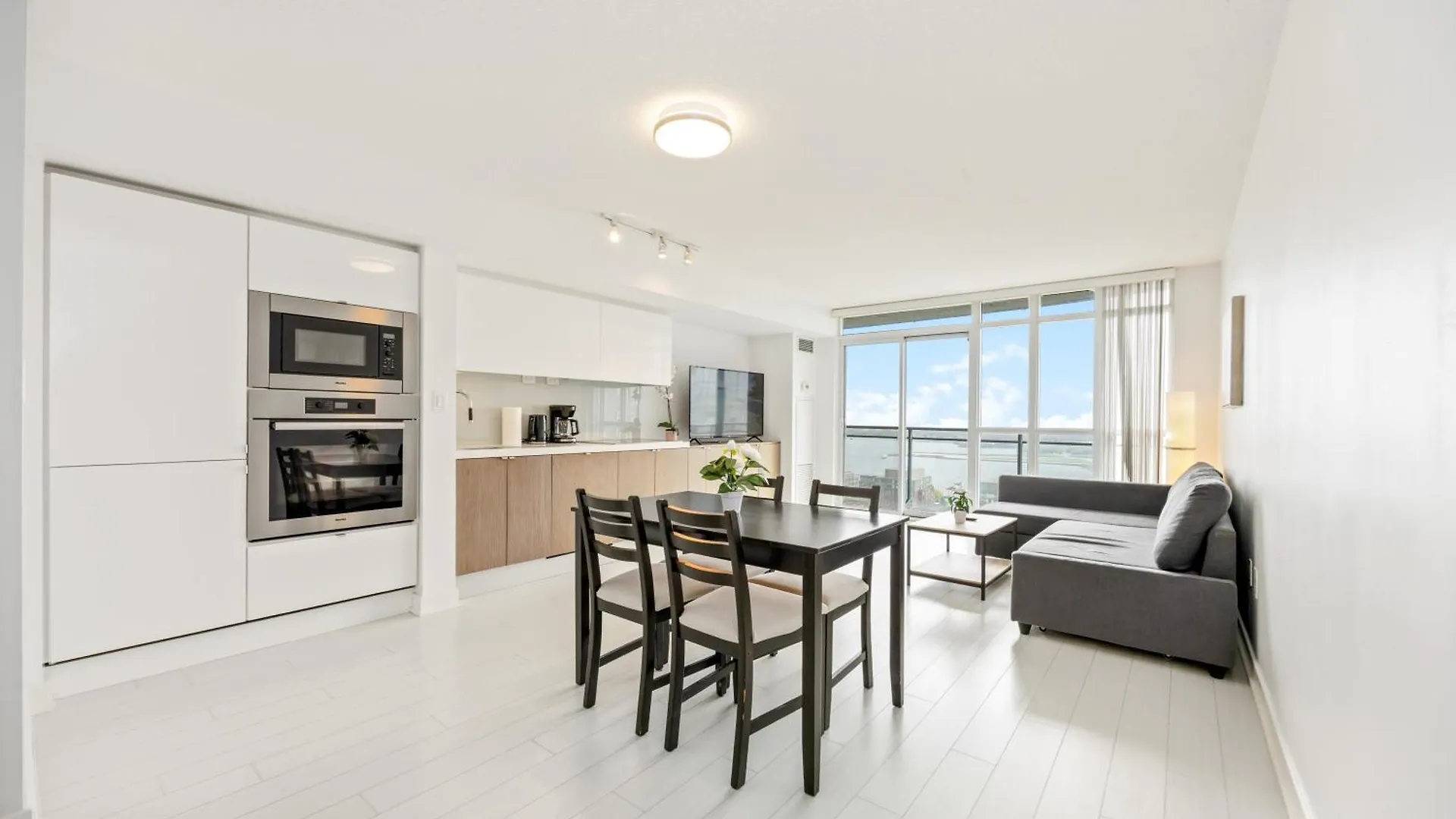 Deluxe Suite Lake Views And Parking 토론토