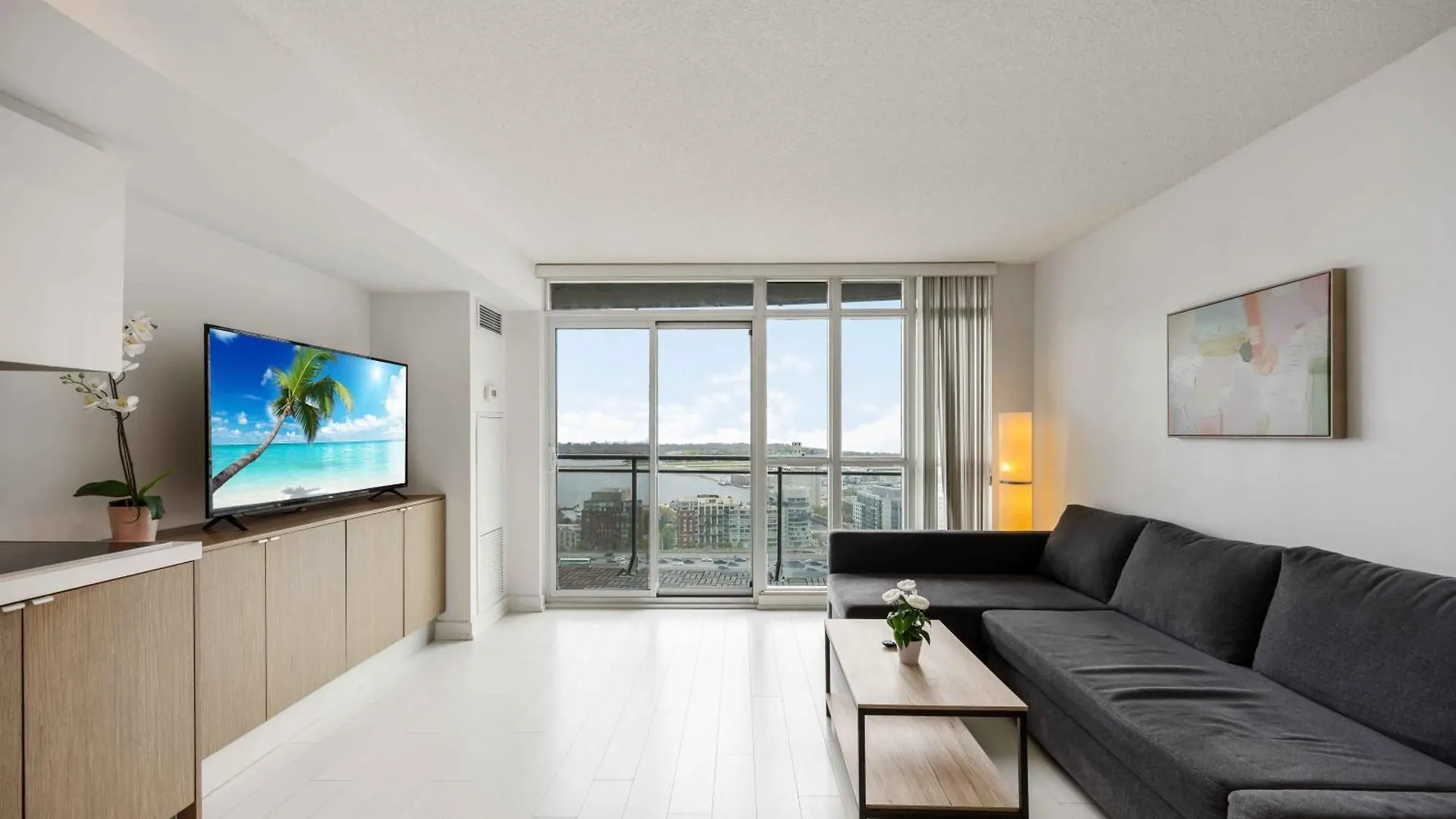 Deluxe Suite Lake Views And Parking 토론토