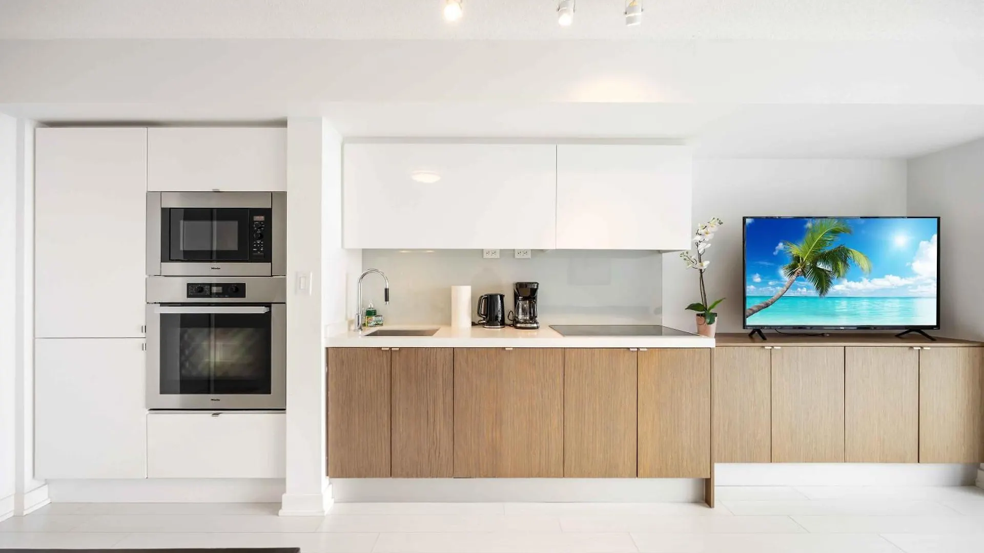 Deluxe Suite Lake Views And Parking 토론토 아파트